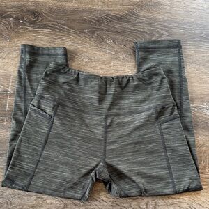 Women’s VOGO Athletica Gray/Green Cropped Leggings Size M